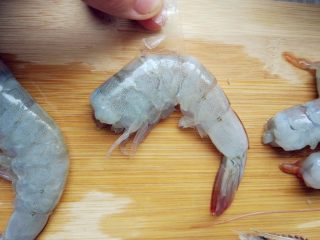 奶酪蝴蝶虾饭团,从第三节腹部开始，剥掉壳