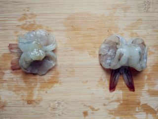 奶酪蝴蝶虾饭团,将虾尾从中间的圈里穿过，整理成蝴蝶的形状