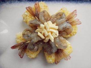 奶酪蝴蝶虾饭团,摆在饭团上，或者摆在烤盘里都可以，中间撒少许奶酪碎