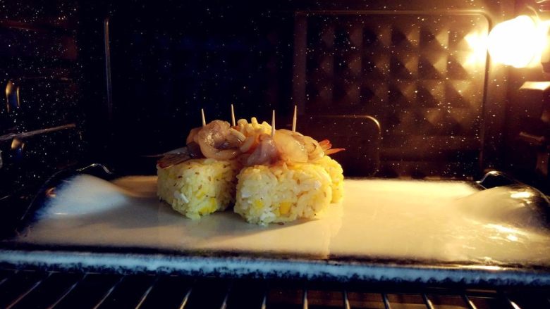 奶酪蝴蝶虾饭团,如烤箱中上层，上下火180度烤10-15分钟，具体时间要根据虾的大小和实际炉温酌情增减。也可以把虾单独烤熟，取出放在饭团上