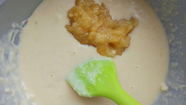 小狐狸香蕉松饼,筛入低筋粉拌匀后，加入香蕉泥拌匀