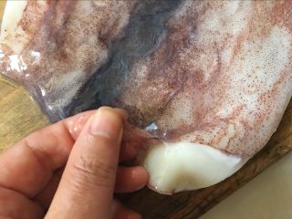 蒜薹鱿鱼卷：荤素搭配营养好,鱿鱼去掉头部和内脏，洗干净，剖开，去掉鱿鱼皮