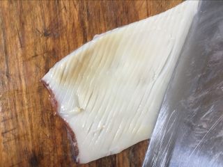 蒜薹鱿鱼卷：荤素搭配营养好,切成块，然后45度角切花刀
