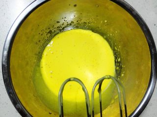 南瓜戚风蛋糕,分离蛋白和蛋黄，蛋黄用电动打蛋器打至颜色浓稠发白