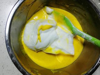 南瓜戚风蛋糕,取1/3蛋白霜入蛋黄糊盆中，翻拌均匀