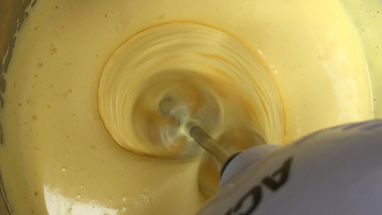 不回缩的纸杯蛋糕,用打蛋器，先小档，搅拌下，再快速打发全蛋液；