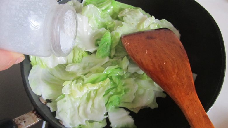金汤龙利鱼,加入少许盐， 直至包菜叶片发软；