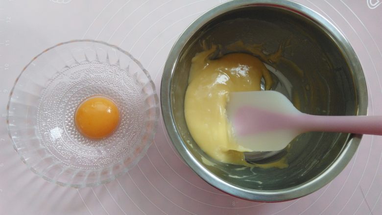 不回缩的迷你小纸杯戚风蛋糕, 分2次加入蛋黄，拌匀后再加入另外一个蛋黄