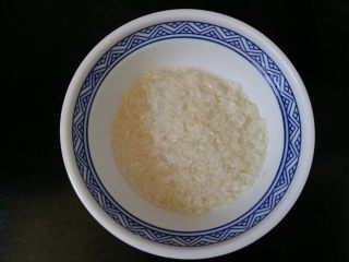 杂蔬火腿香菇饭,1.将玉米粒焯下水,将大米淘洗干净
