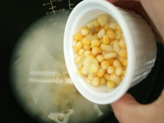 杂蔬火腿香菇饭,2.将大米和焯好的玉米粒一同放入电饭煲里加入水至标有米饭2刻度水位线