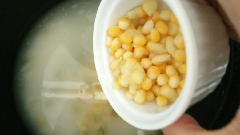 杂蔬火腿香菇饭,2.将大米和焯好的玉米粒一同放入电饭煲里加入水至标有米饭2刻度水位线