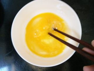 杂蔬火腿香菇饭,4.两颗鸡蛋打散,炒锅加入适量的油倒入鸡蛋炒好出锅备用
