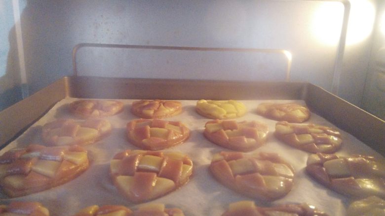 双色苹果酱曲奇饼干,烤箱160度烤22分钟，上色后可以加盖锡纸，烤熟后取出放凉