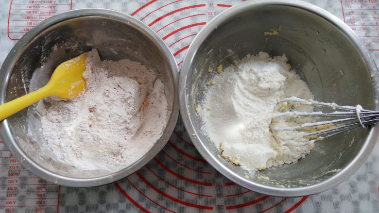 双色苹果酱曲奇饼干,面粉平分成2份，其打发好的黄油分成2份，分别加入原色面粉和混合的红曲面粉