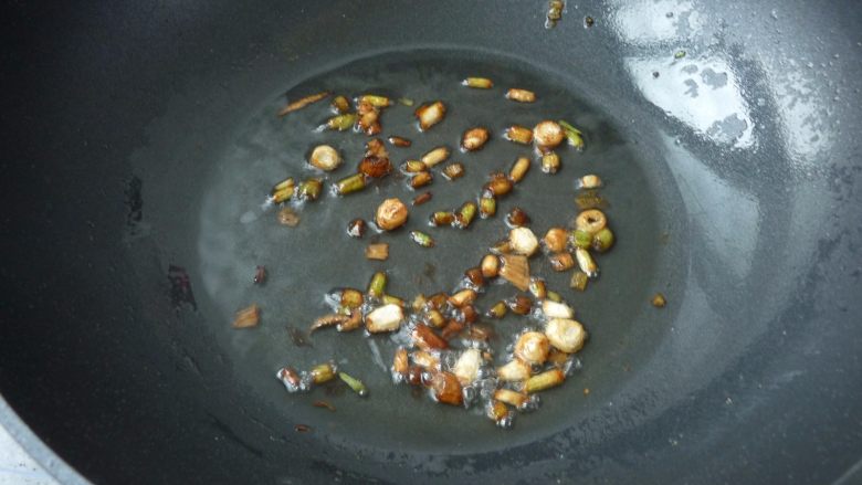 蟹籽银耳拌豌豆,把葱炸至褐色