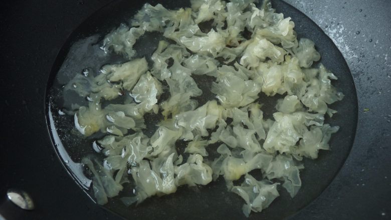 蟹籽银耳拌豌豆,原锅内加入水，先把银耳煮5分钟