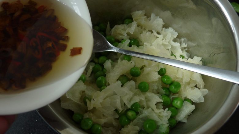 蟹籽银耳拌豌豆,豌豆、银耳放在一碗内，倒入葱油调料