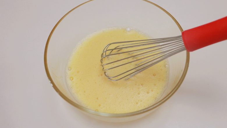 百香果柠檬玛德琳,充分搅拌至细砂糖融化，蛋液呈现略微浓稠发白的蛋糊