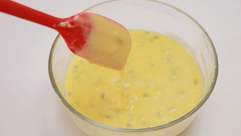 百香果柠檬玛德琳,搅拌至黄油与面糊充分融合，看不到油脂的状态，拌好的面糊可顺滑滴落