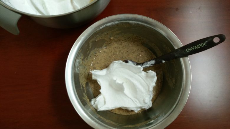 红茶戚风,8.取三分之一的蛋白霜放入蛋黄糊中，切拌均匀（千万不要搅拌 以免消泡）