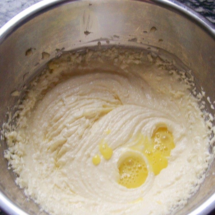 动物饼干,蛋打成蛋液后分2-3次加入到黄油中，充分混合均匀；