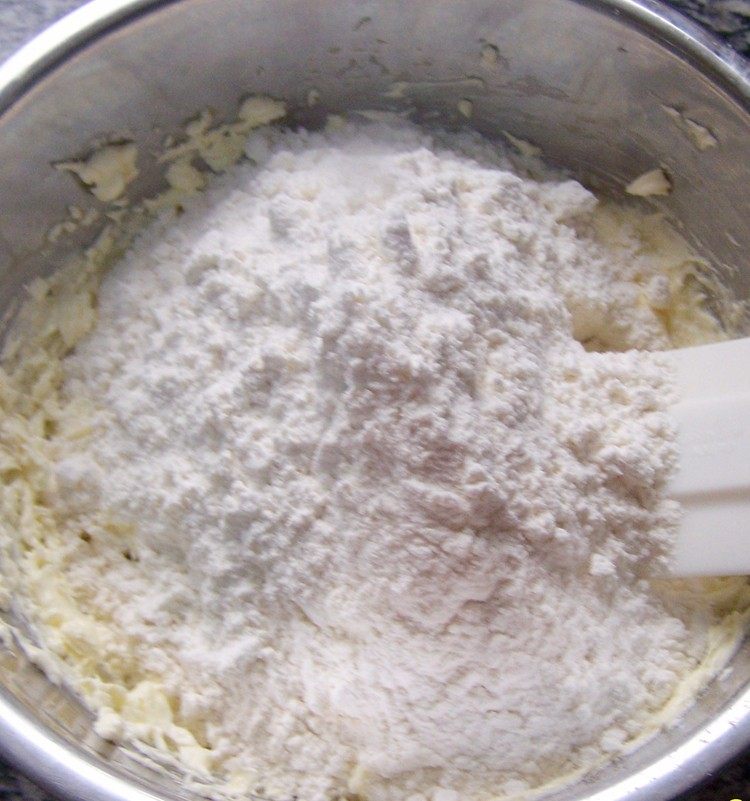 动物饼干,加入过筛后的粉到2拌匀；