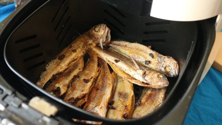 香酥小黄花鱼,这时候就已经熟了，如果想吃酥脆的，再继续烤一会。