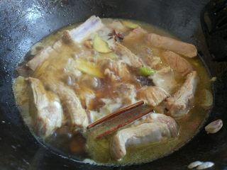 土豆烧排骨,加适量水或高汤，盐，糖，料酒，生抽，老抽，拌匀