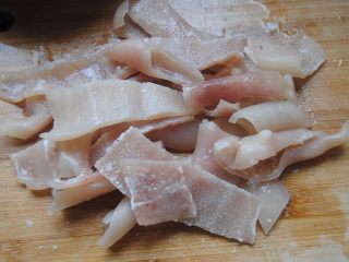 豌豆猪皮冻,猪皮洗净焯水之后，用刀细细去除肥肉，把猪毛全部清理干净