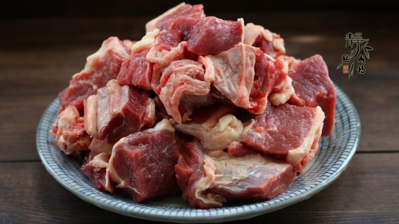 好看更好吃的红烧牛肉面,把牛肉切成大块儿，不要切的小了。