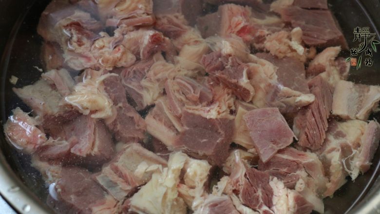 好看更好吃的红烧牛肉面,把牛肉在清水中浸泡出血水，期间多换水，直到牛肉发白后捞出沥水备用。