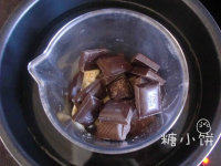 芝士布朗尼,巧克力135G隔水融化后加入软化的黄油搅匀
