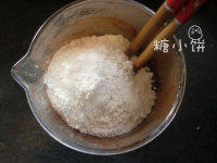 芝士布朗尼,筛入糖粉和面粉的混合粉切拌均匀