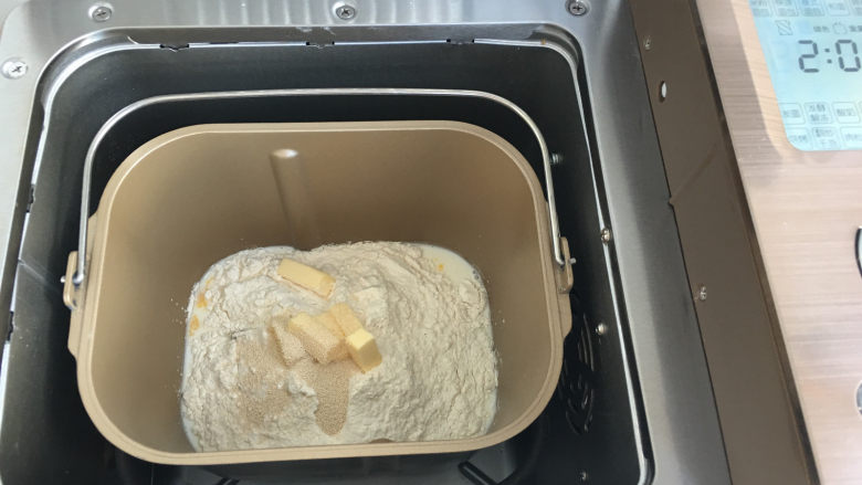 菠萝小面包,将面团材料全部放入面包机内，使用标准面包菜单进行揉面。