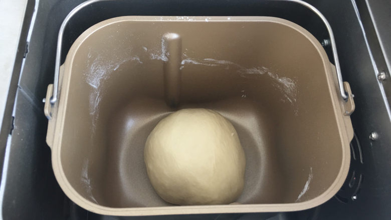 菠萝小面包,把面团整圆后放入面包机中，用发酵菜单进行一次发酵，时间为30分钟。