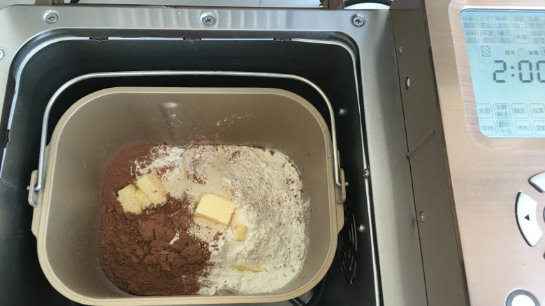 可可味蔓越梅奶酪包,将主面团材料一起放入面包机内，启动面包机标准面包程序进行揉面。