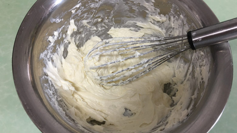 可可味蔓越梅奶酪包,利用揉面时间做奶酪馅，将提前软化的奶油奶酪手动打蛋器打软。
