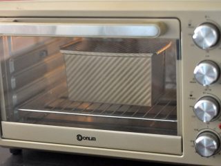 黑芝麻吐司,放入预热好的烤箱，上下火170度，时间35分钟左右。（时间与温度请参照自家烤箱脾气），如表面上色较深，可加盖一张锡纸。