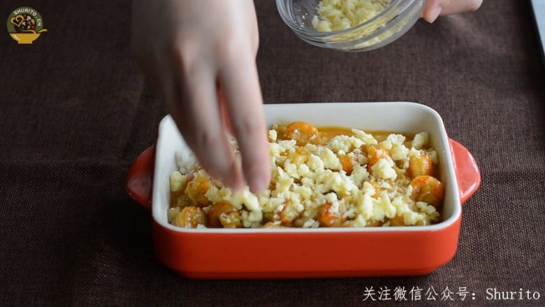 高汤虾仁芝士焗饭,芝士均匀的覆盖在食材上