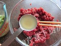 酸甜杏鲍菇肉盒,将葱姜调味水少量多次加入肉馅中，每次都顺同一方向搅拌均匀