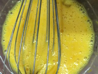 百香果酱香玛德琳,加入腌制好的柠檬皮，搅拌均匀。
