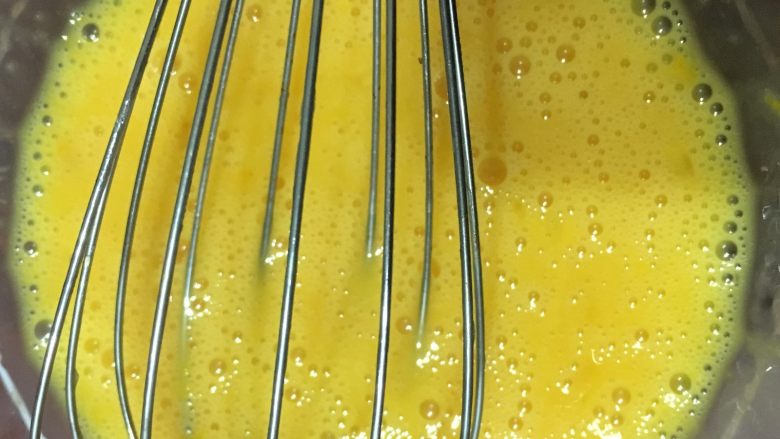 百香果酱香玛德琳,加入腌制好的柠檬皮，搅拌均匀。