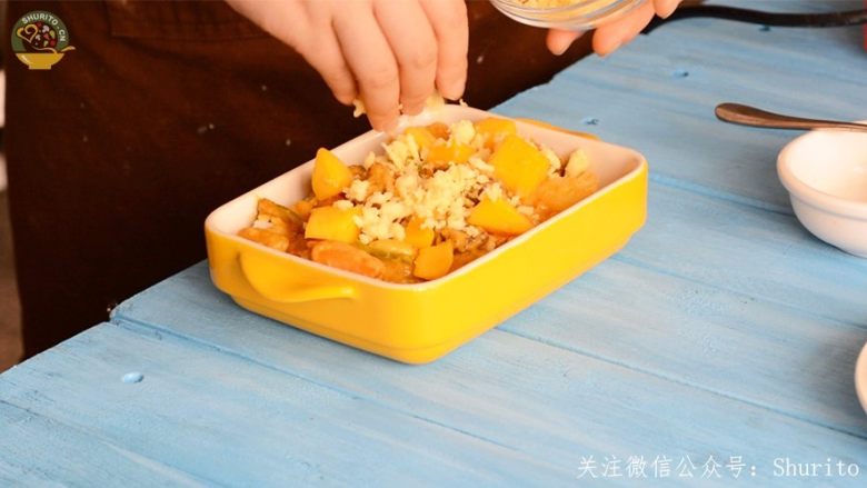 玛莎拉咖喱牛腩芒果芝士焗饭,在食材表面均匀的覆盖上混合芝士