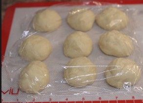 豆沙面包条（卡仕达酱）,分成9等分（约50g一个），搓圆中间发酵15-20分钟