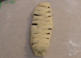 豆沙面包条（卡仕达酱）,俩边的“辫子”重叠在一起，然后在温暖处二次发酵40min至两倍大