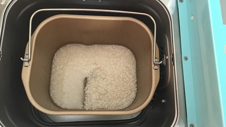 面包机版哈蜜瓜糯米糍,放入面包机桶内，加入水200克（水正好没过糯米）。