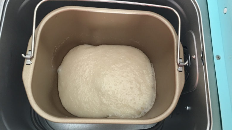 面包机版哈蜜瓜糯米糍,1小时25分钟后，年糕就做好。
