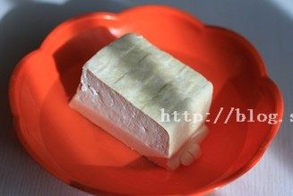 烤豆腐,<a style='color:red;display:inline-block;' href='/shicai/ 476'>北豆腐</a>在淡盐水中泡20分钟左右，取出沥干水分