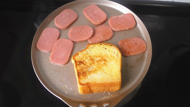 快手三明治,然后平底锅内放少量黄油，小火加热，将吐司盒方腿一起放在平底锅上煎一下