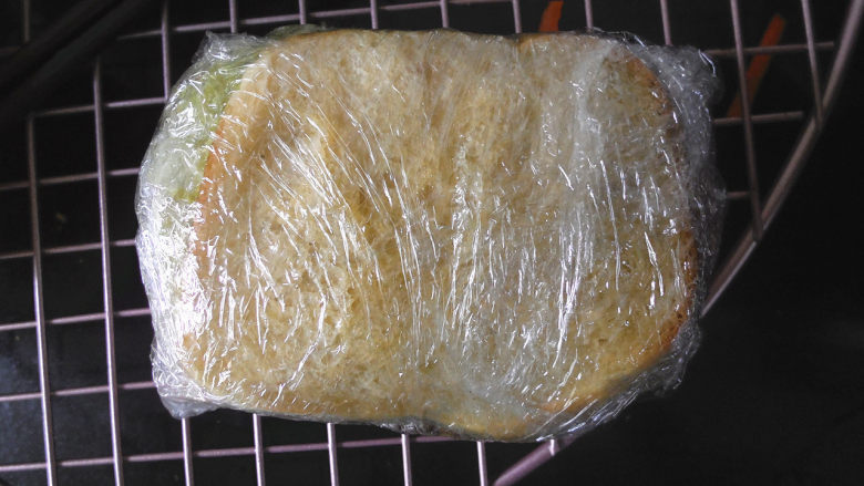 快手三明治,盖上另一片吐司，然后用保鲜膜将做好的三明治给包裹起来，包裹的稍微紧一点